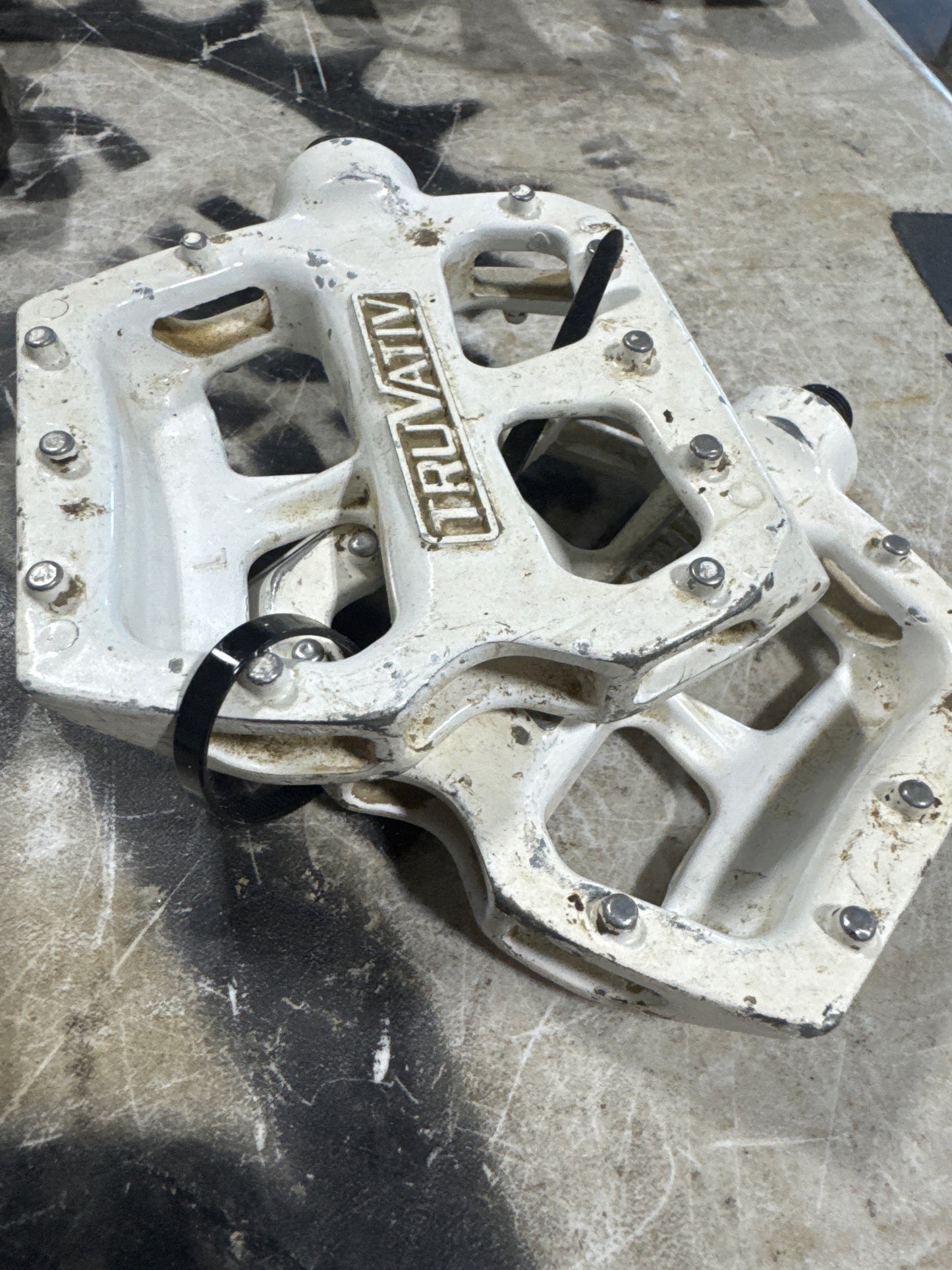 Truvativ pedals white