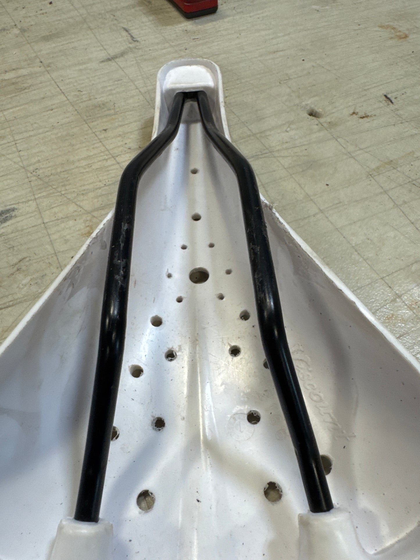 Dominator seat white
