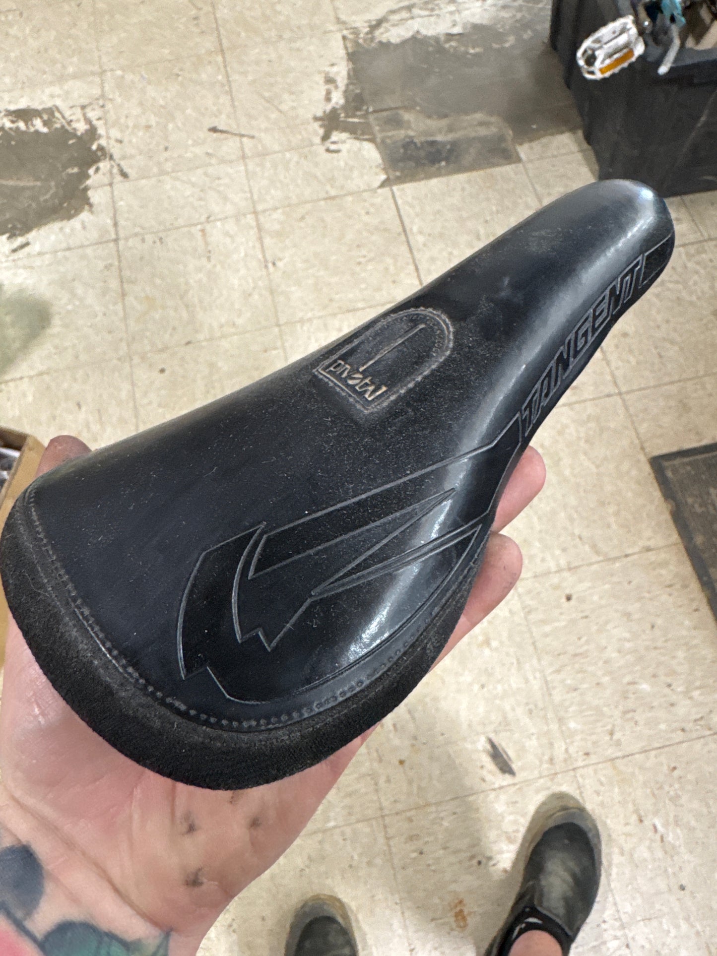 tangent pivotal seat black