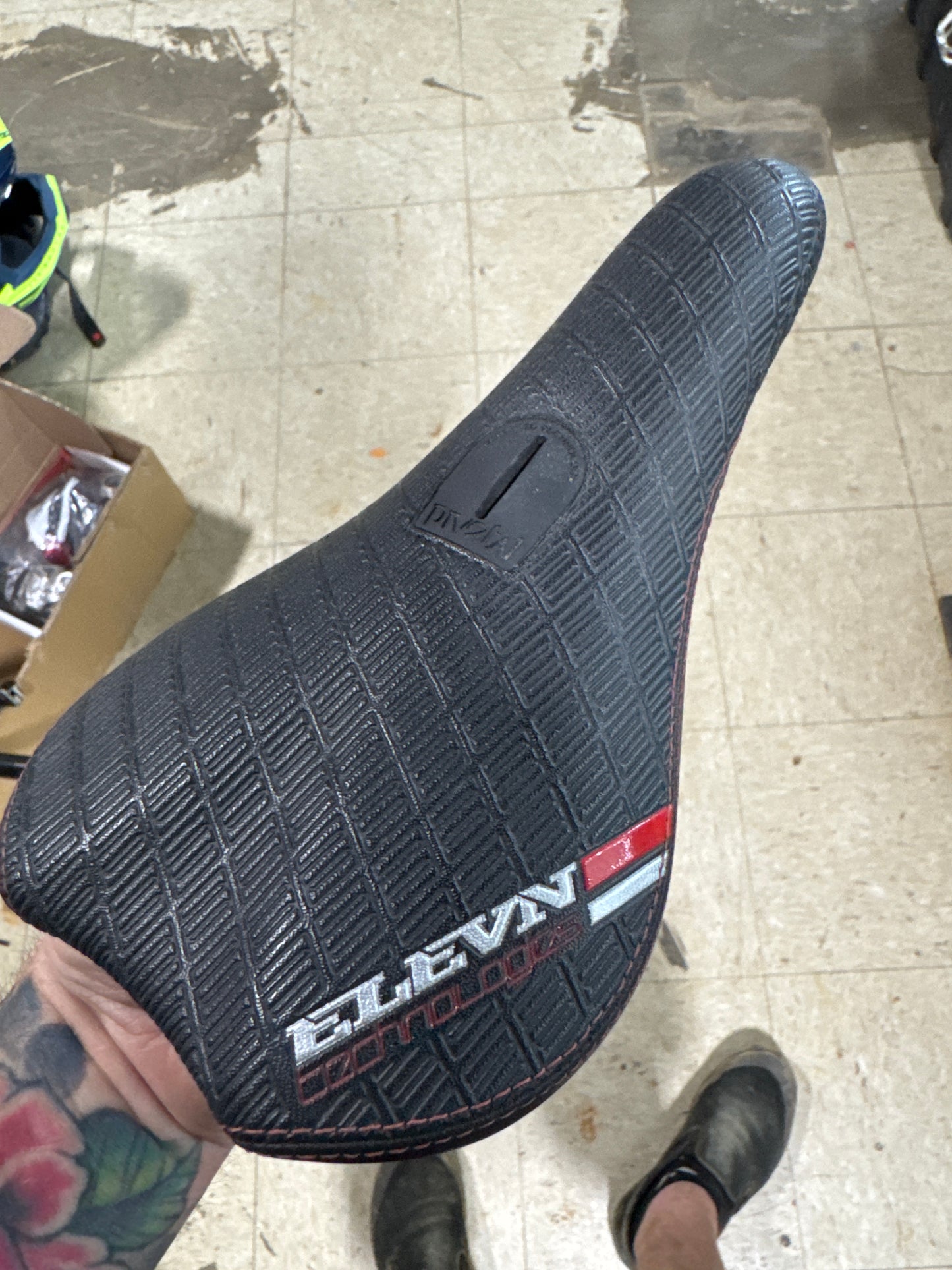 elevn pivotal seat black/red