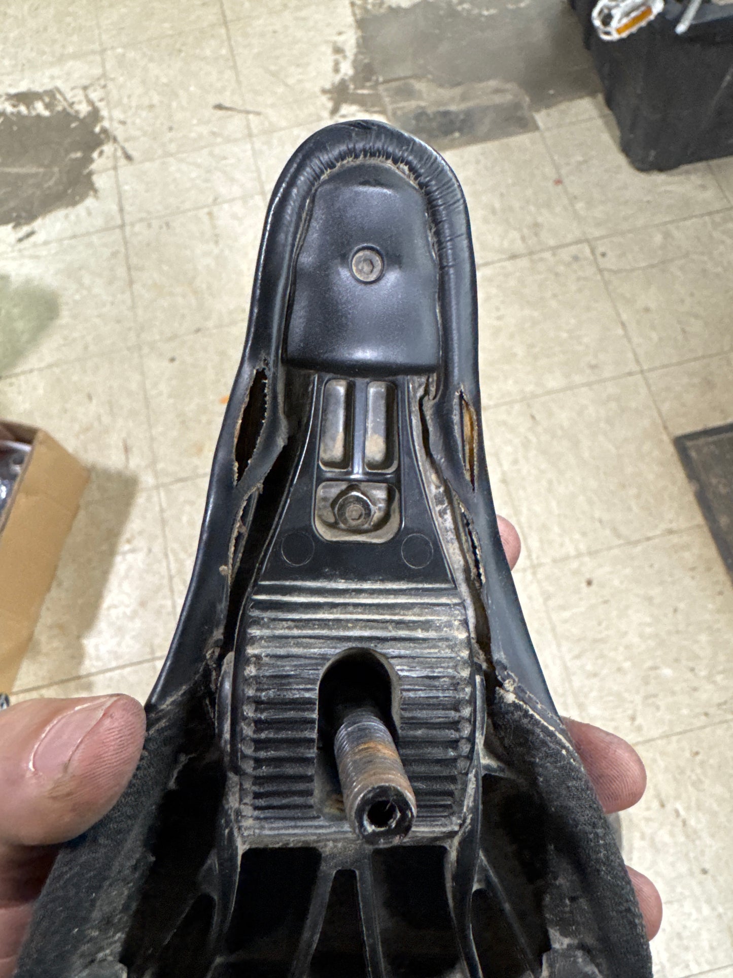 tangent pivotal seat black