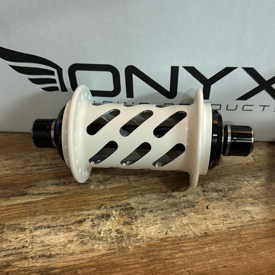 Onyx Hubs Cotm Snow White