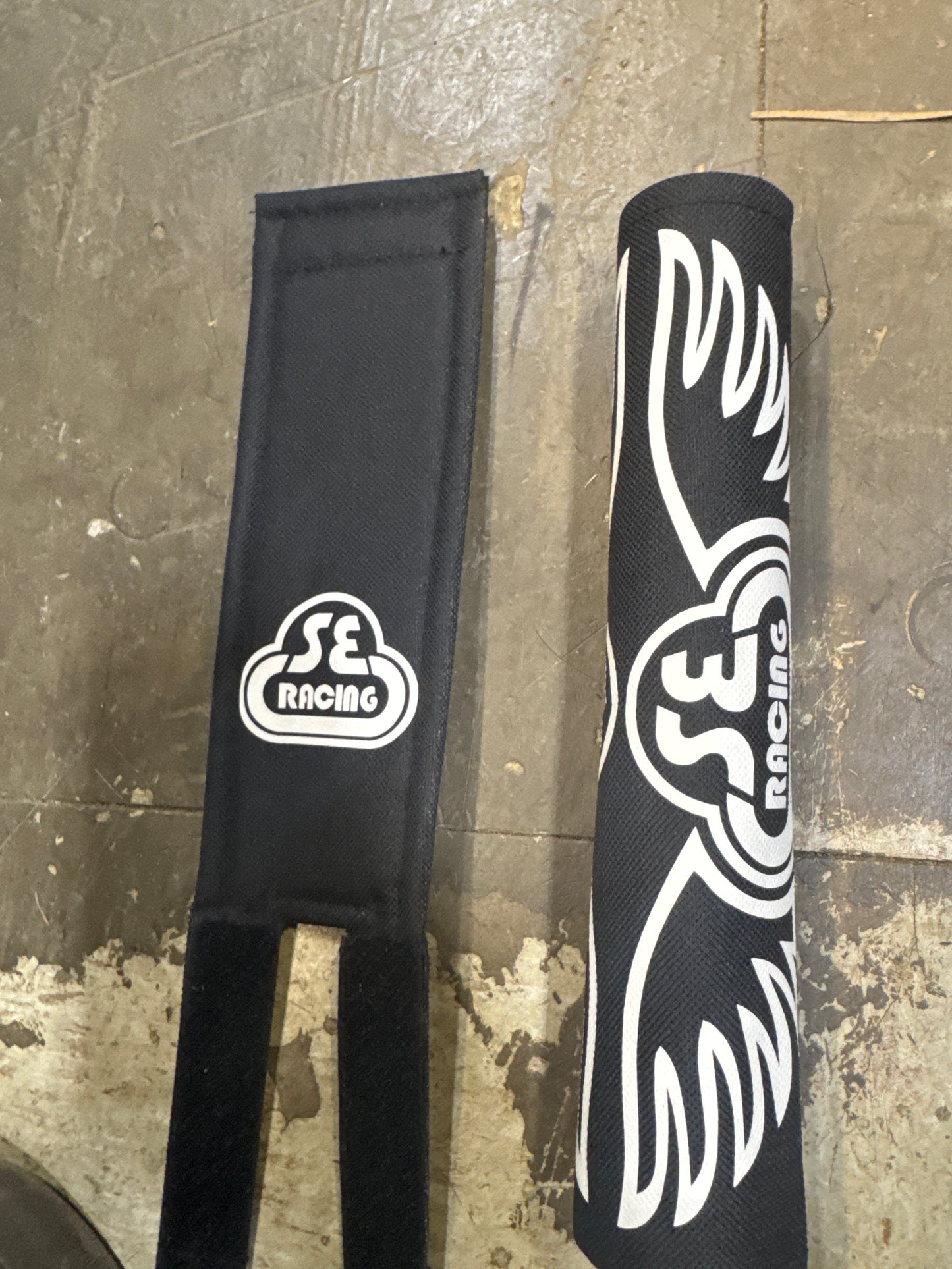 se racing pads black/white