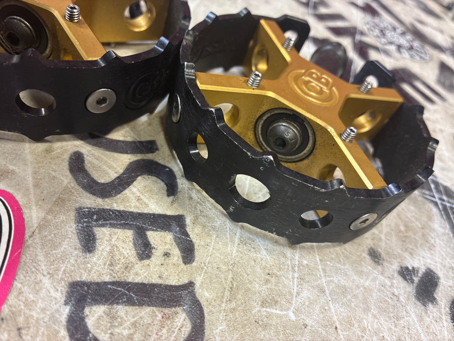 bullseye pro round pedals black/gold