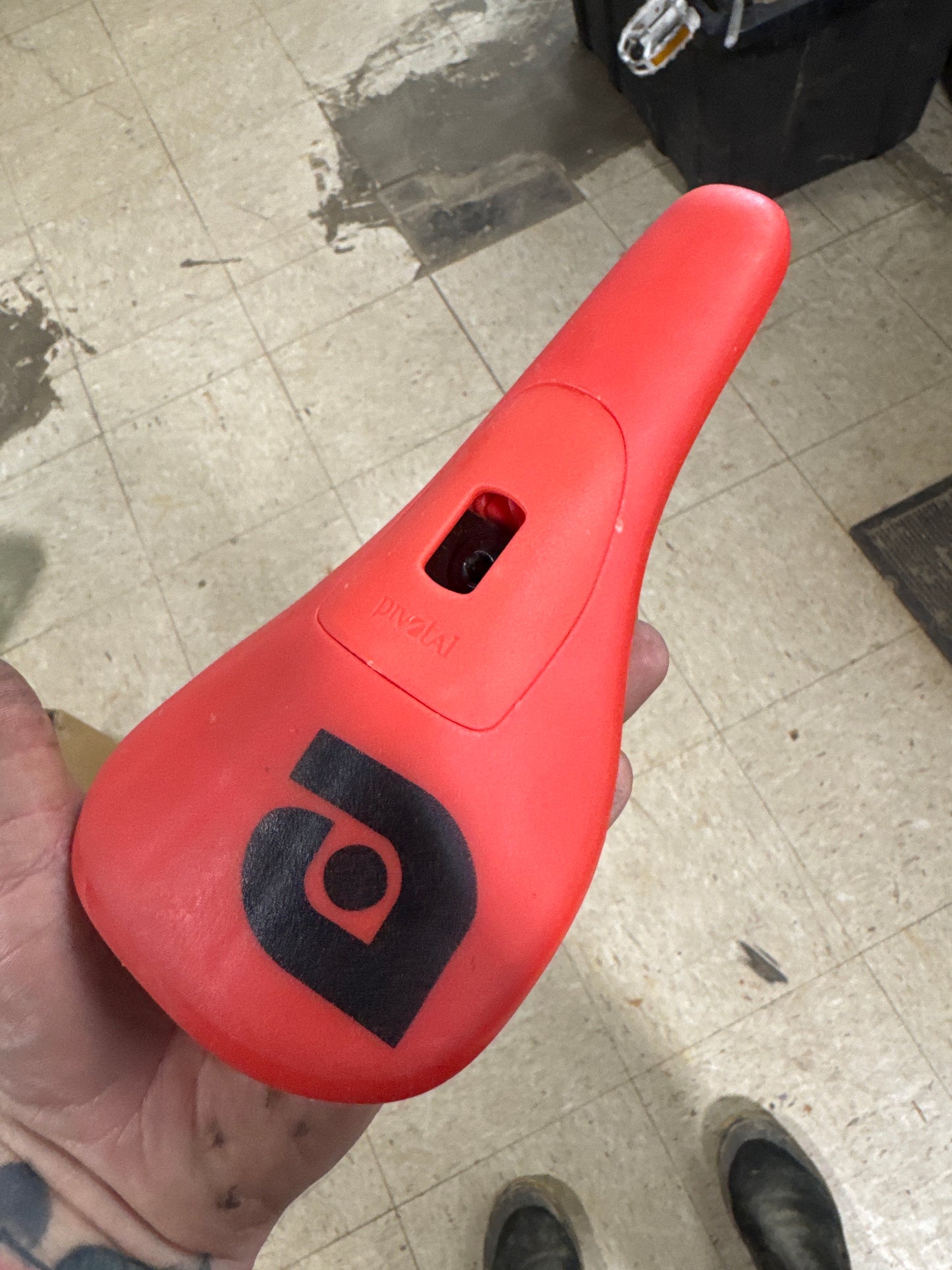 alius pivotal seat red