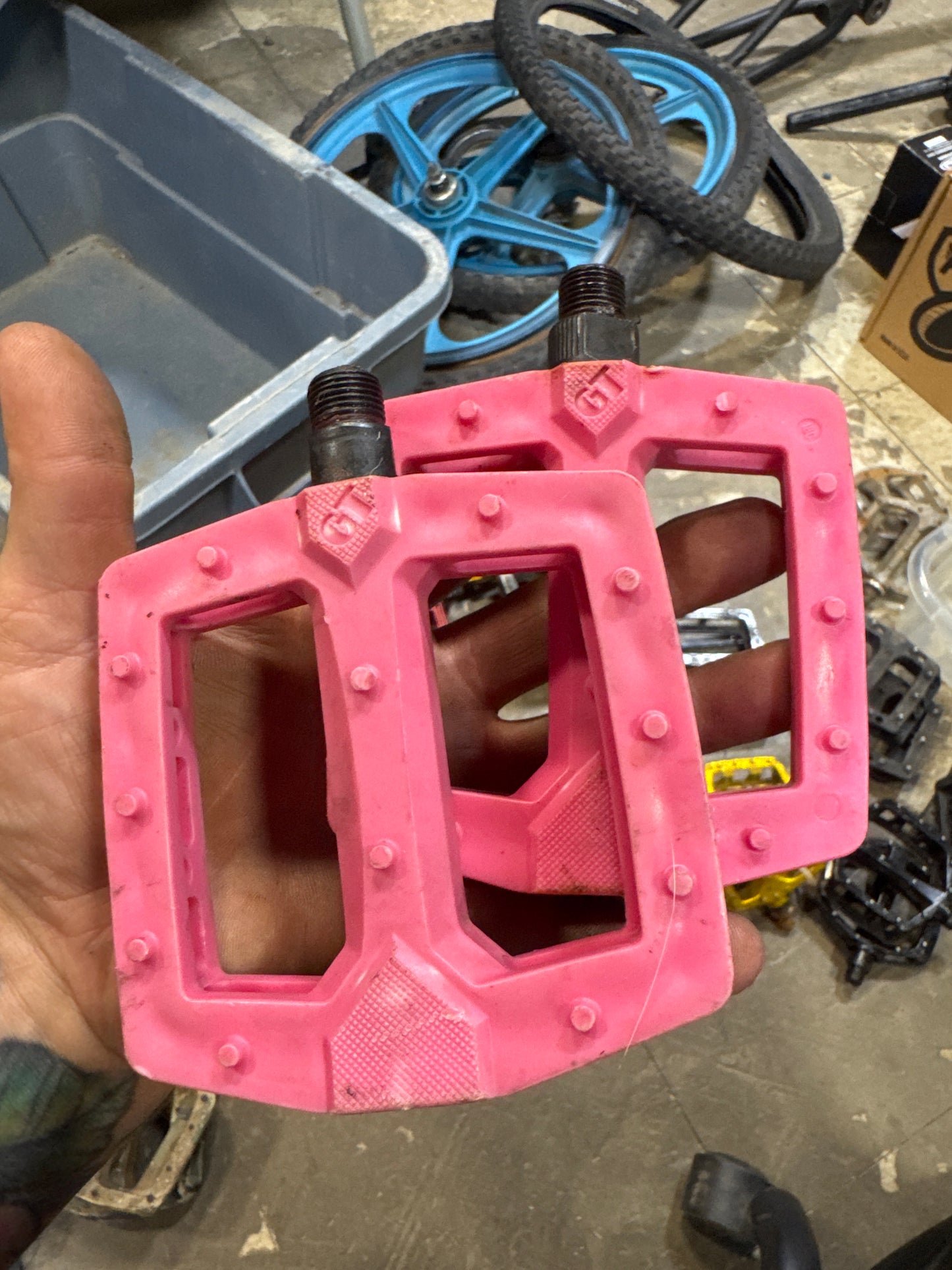 Gt logo pedals 9/16 pink