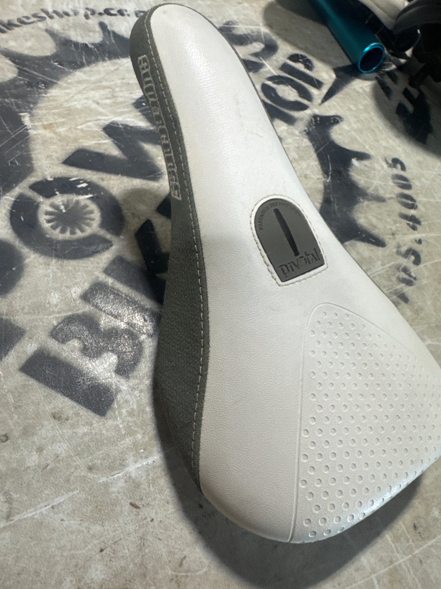 Supercross pivotal seat white