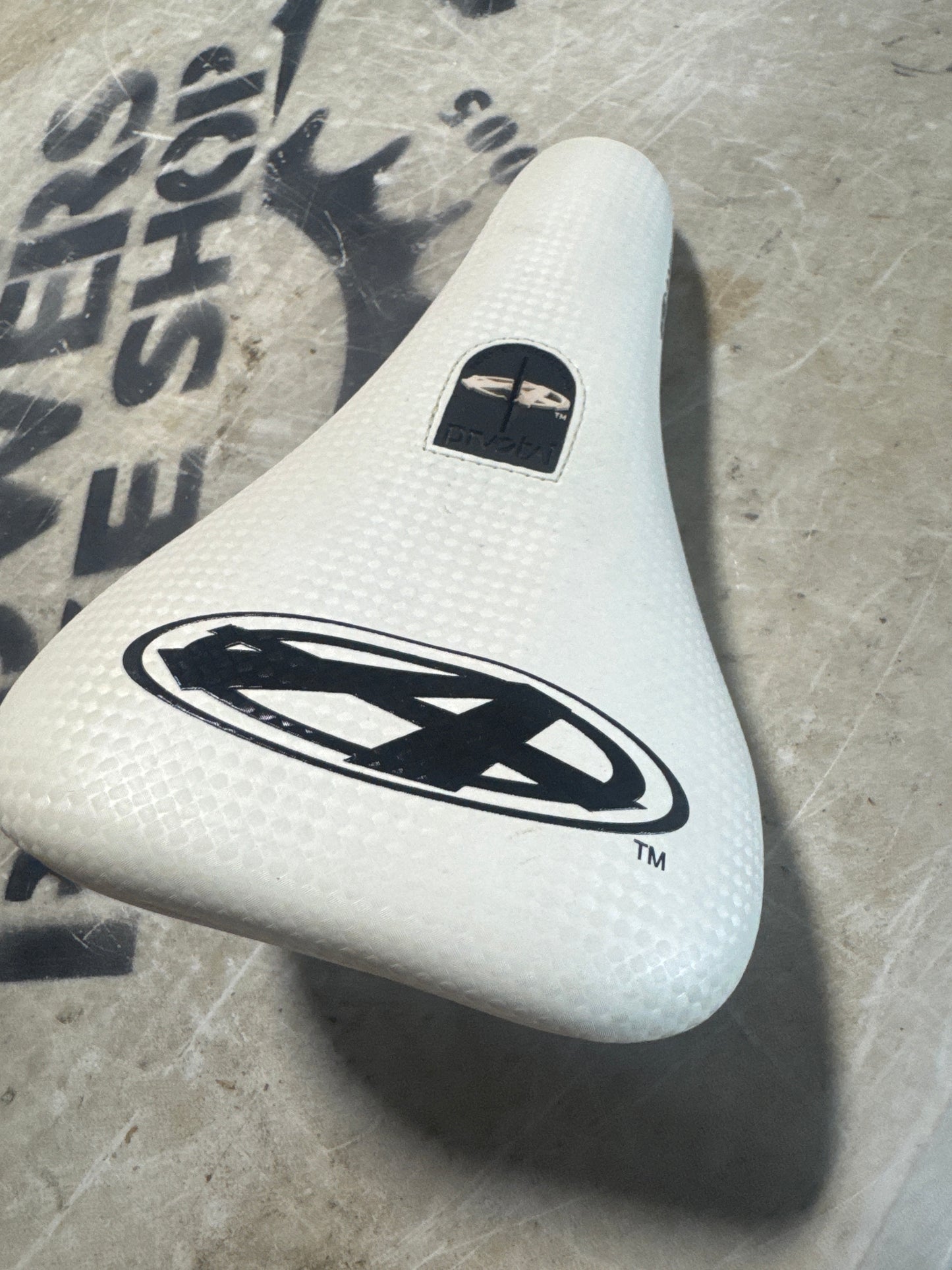 Answer pivotal seat white