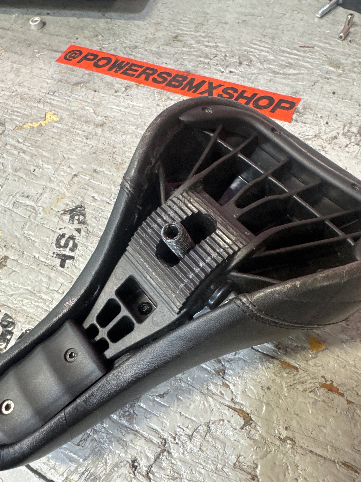 Kink stealth pivotal seat