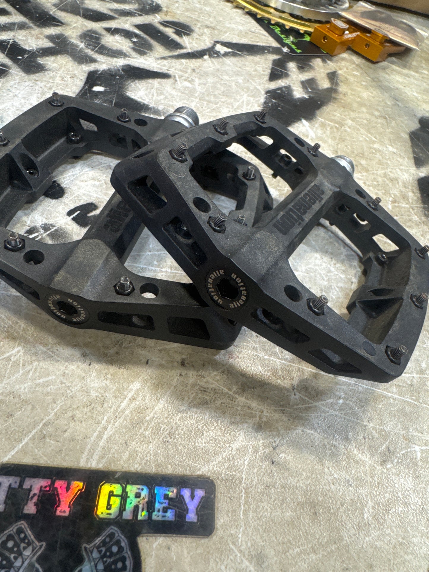 Alienation foot hold pedals