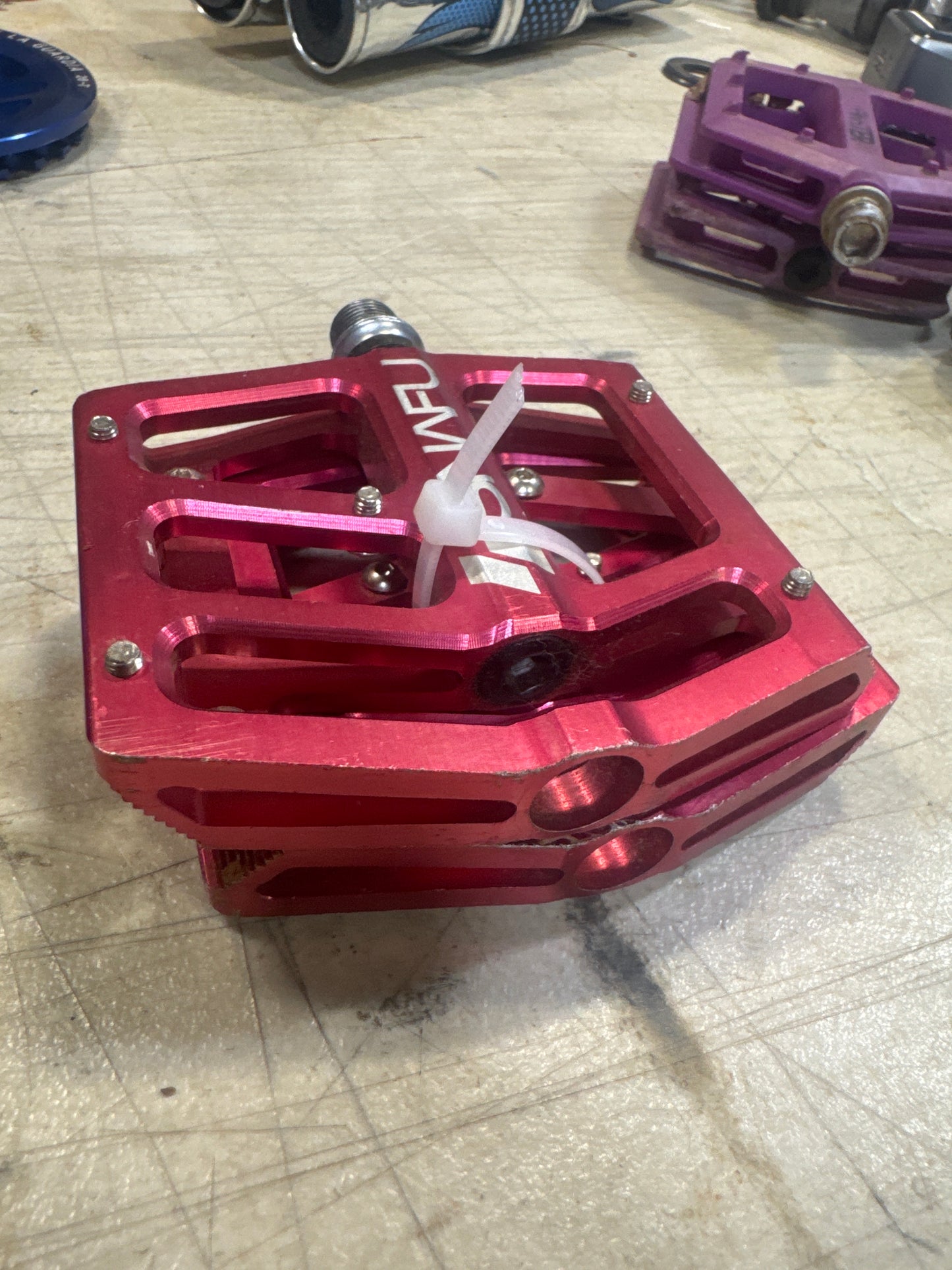 Snafu anorexic 9/16 pedals red