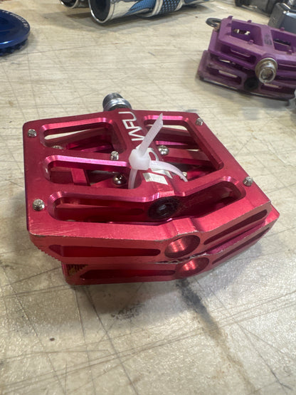 Snafu anorexic 9/16 pedals red