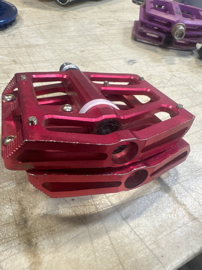 Snafu anorexic 9/16 pedals red