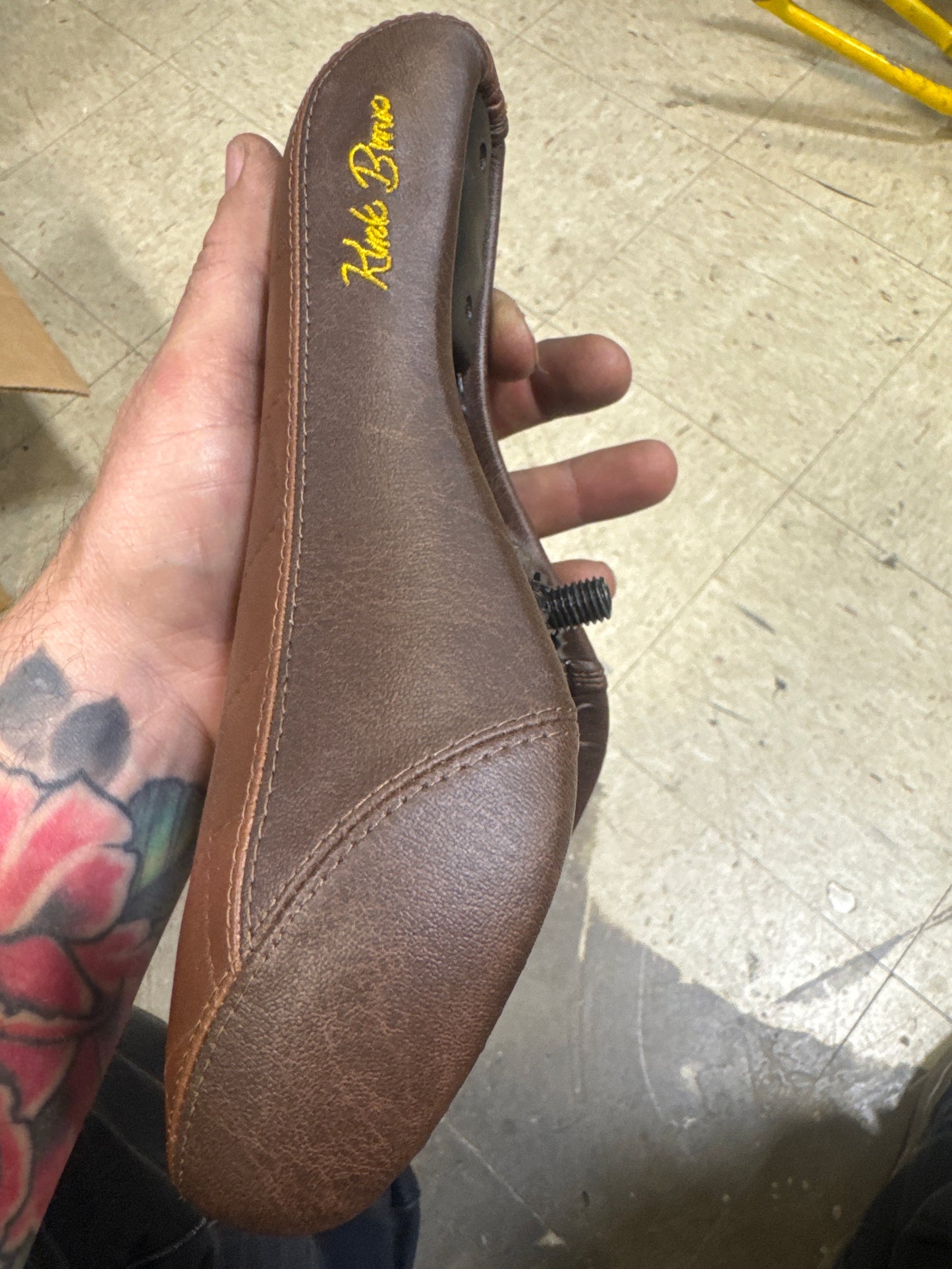 Kink pivotal seat brown