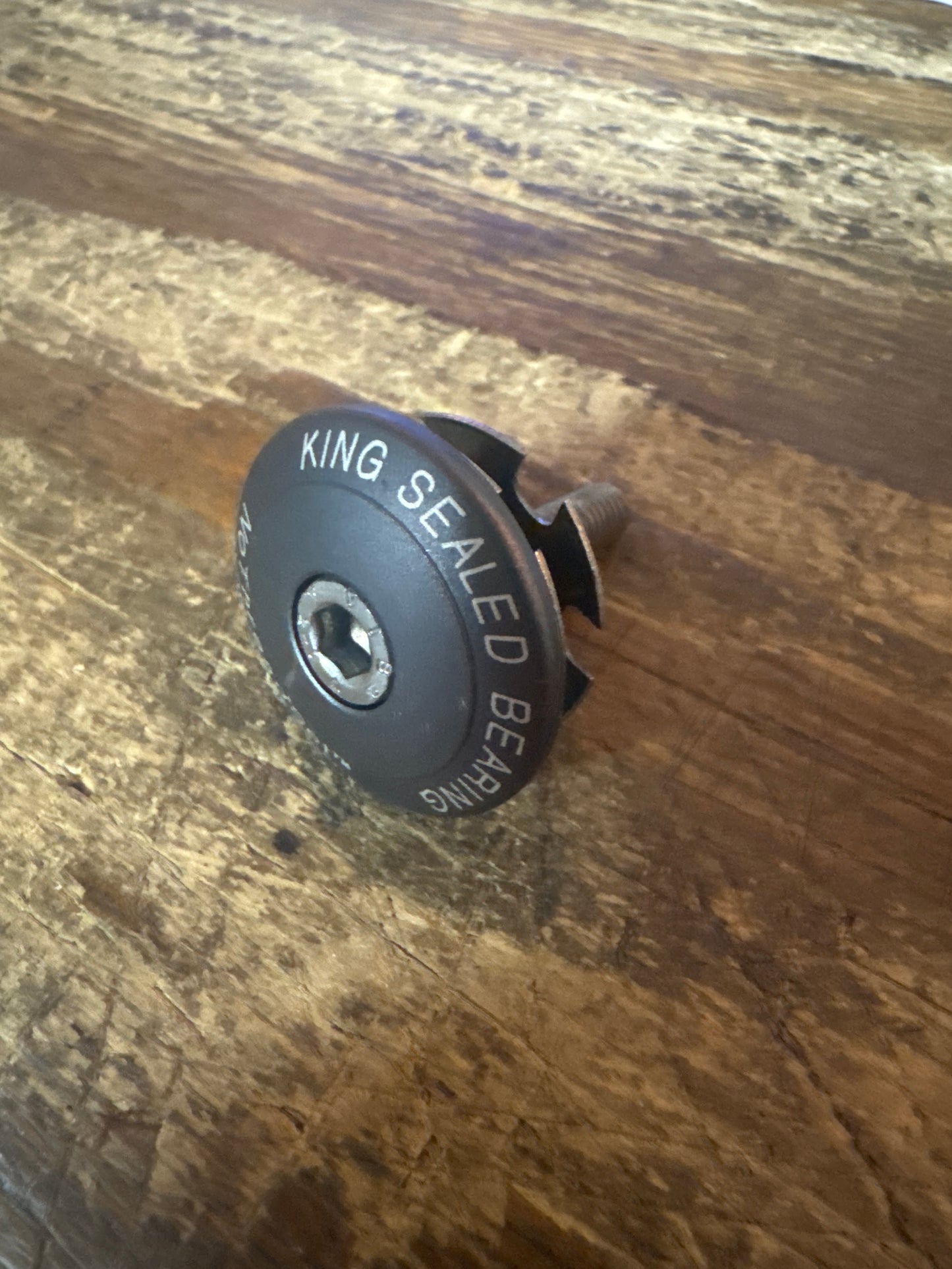 chris king top cap/star nut 11/8