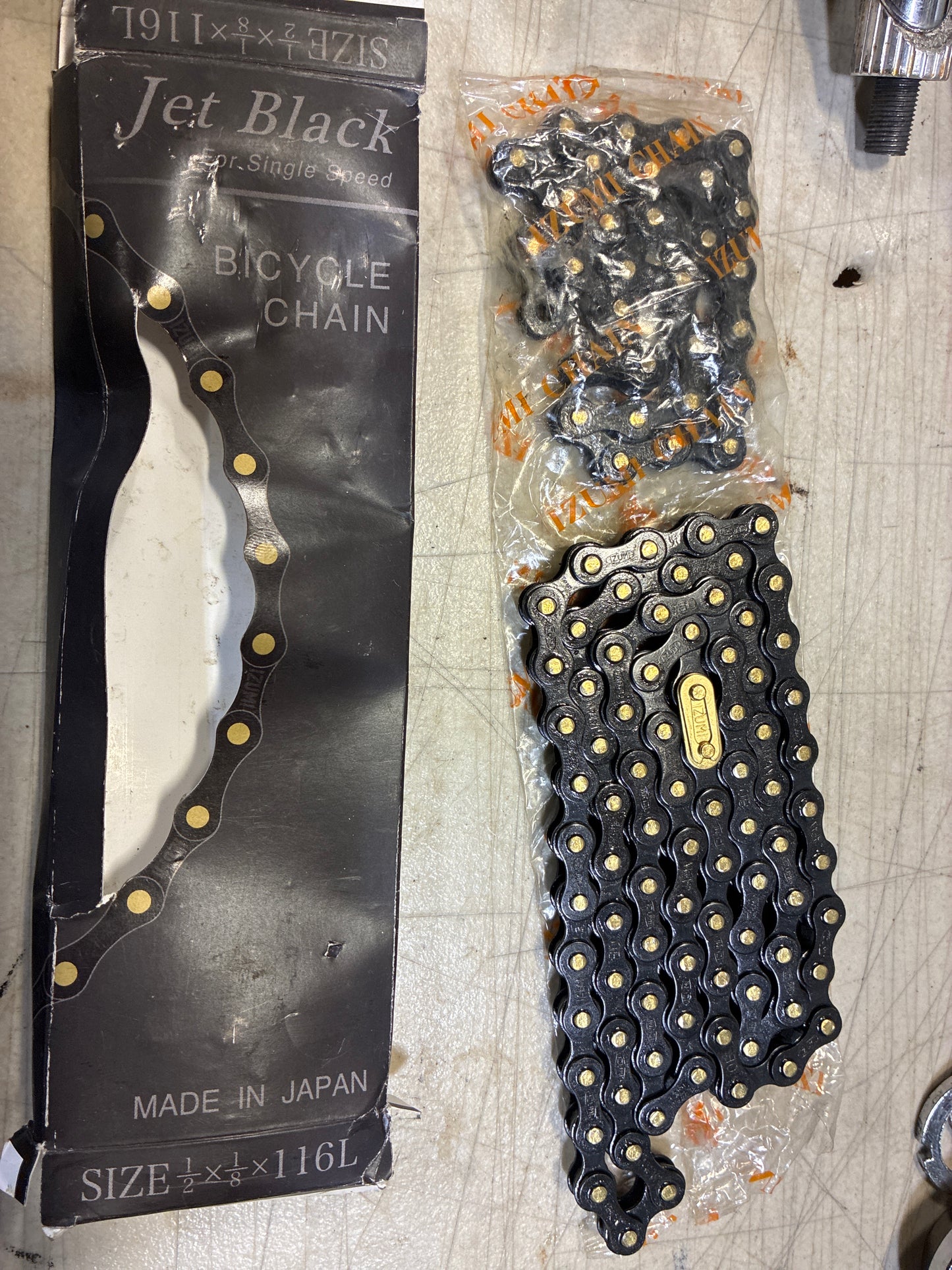 izumi chain black/gold new?
