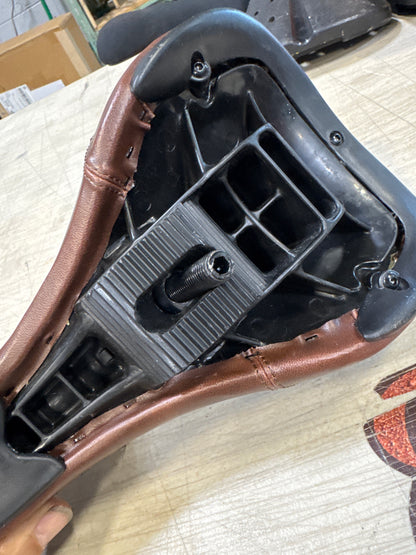 kink sexton seat brown