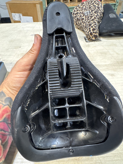 profile pivotal fat seat black