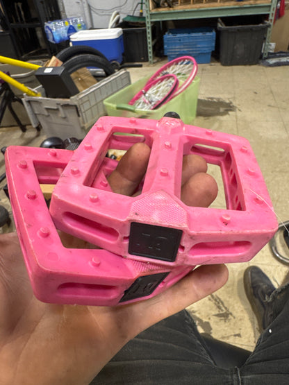 Gt logo pedals 9/16 pink