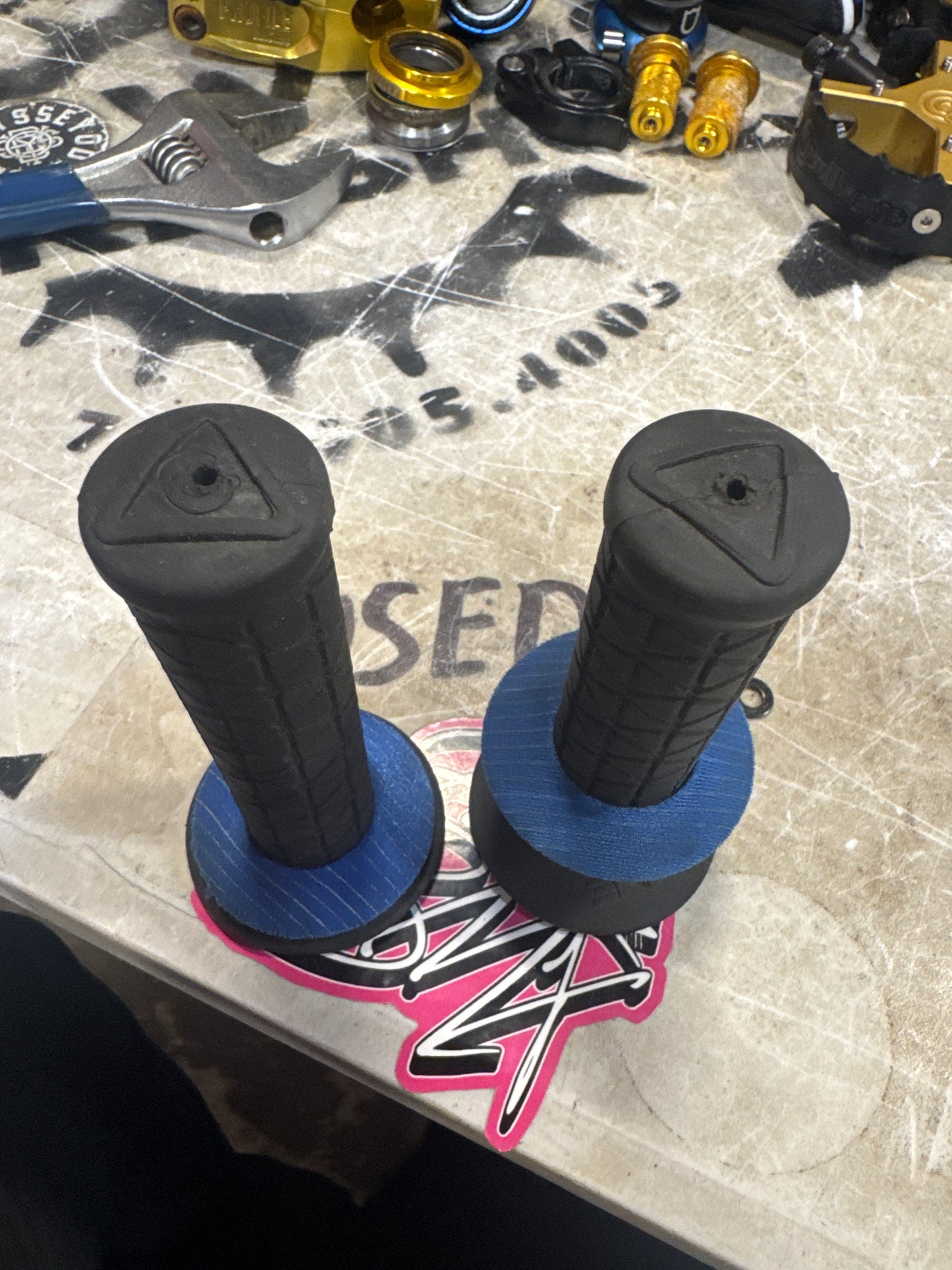 ame tri grips black w/ blue donuts