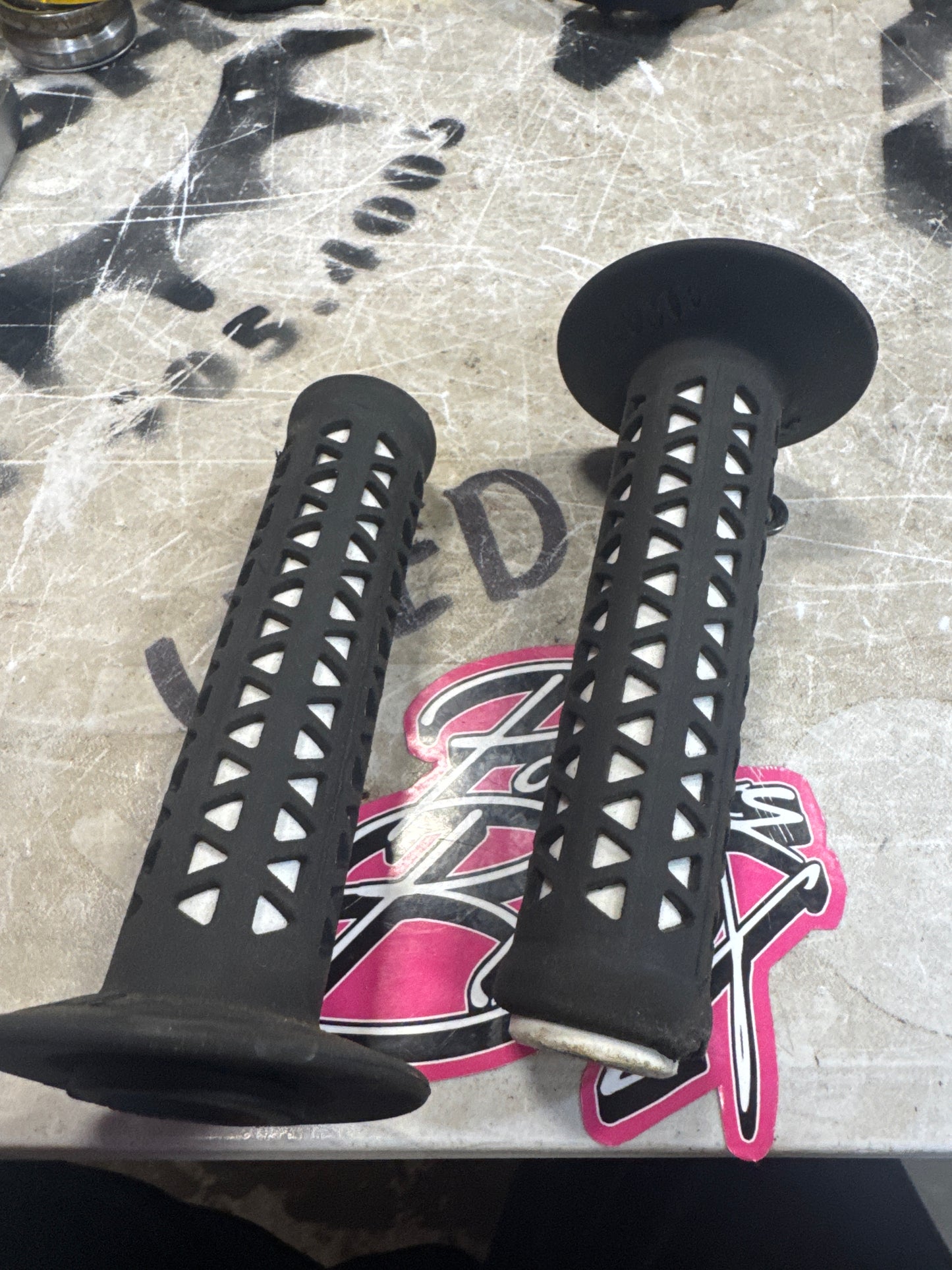 ame tri grips black/white