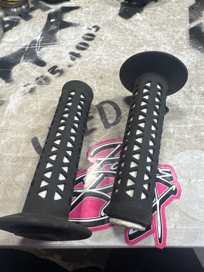 ame tri grips black/white