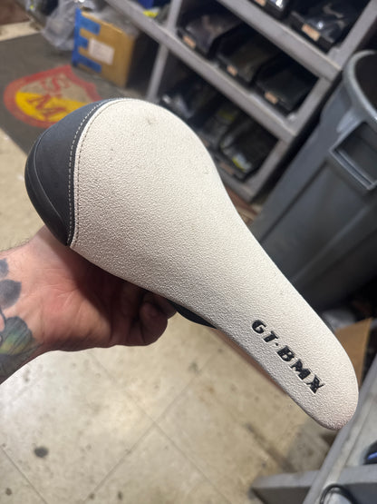 Gt logo railed seat