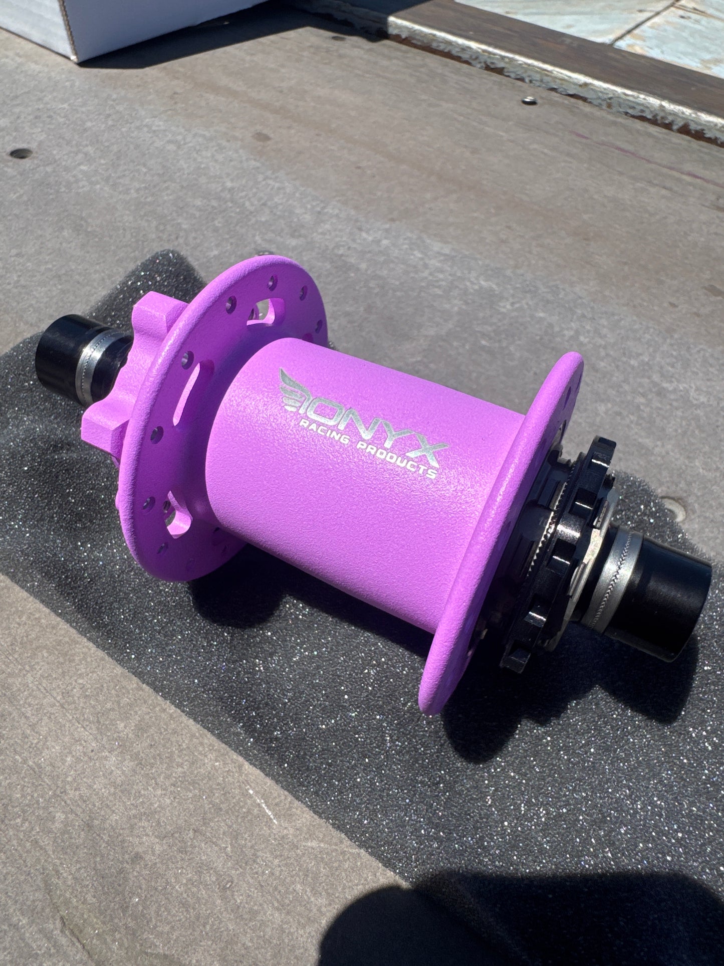 Onyx Hubs Cotm electricfied violet
