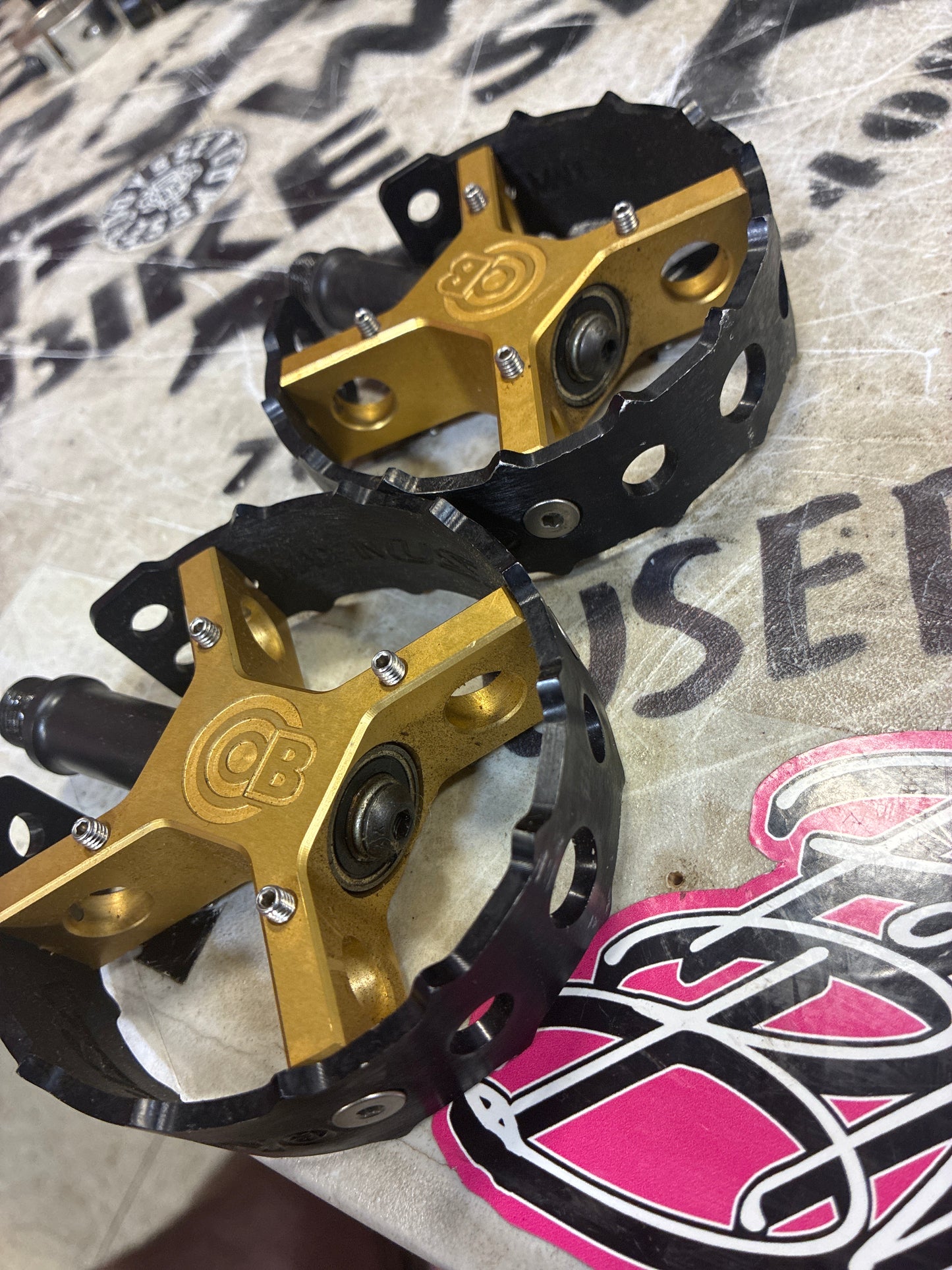 bullseye pro round pedals black/gold