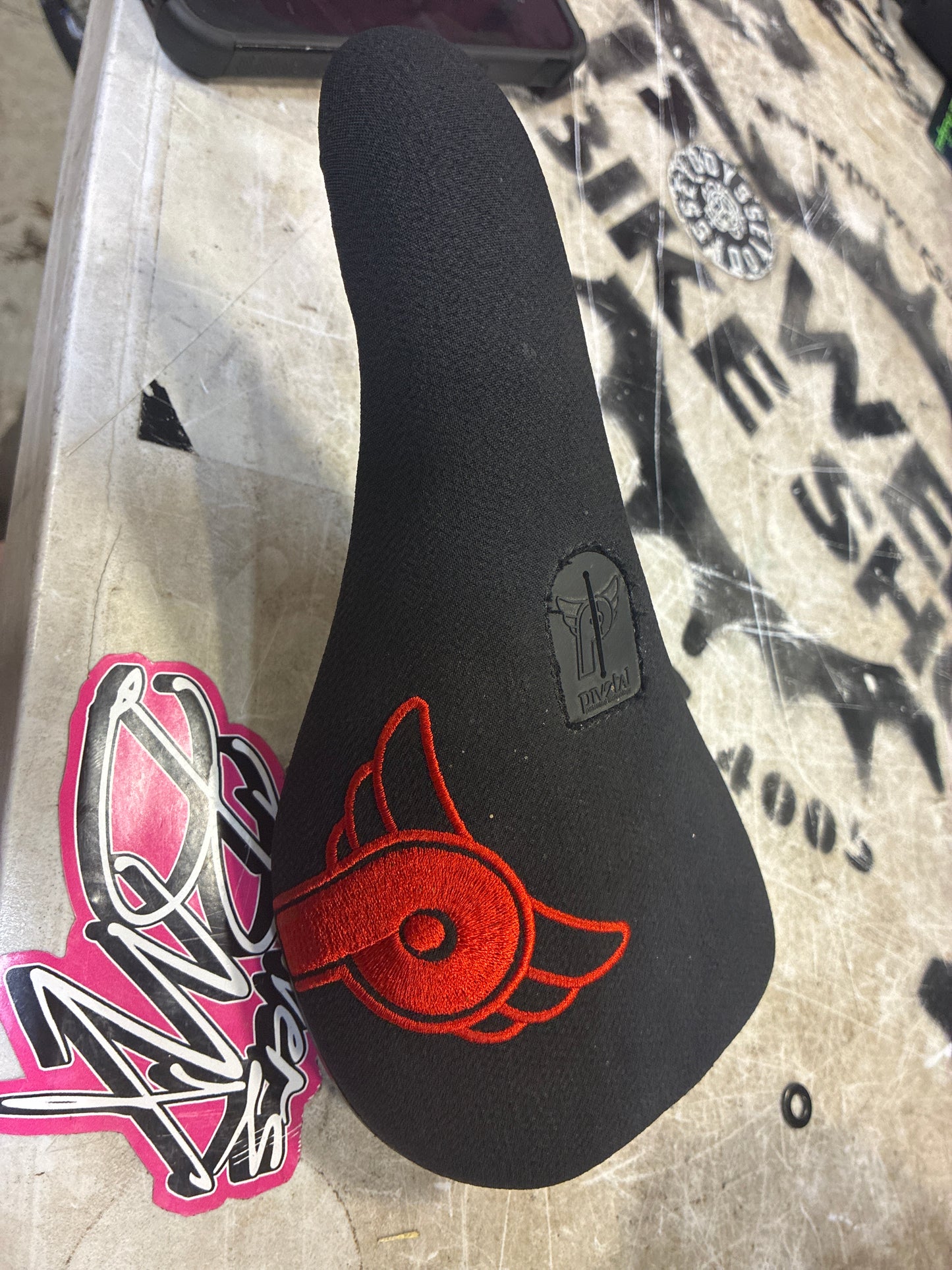 profile pivotal seat red