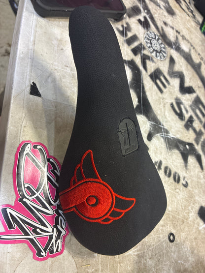profile pivotal seat red