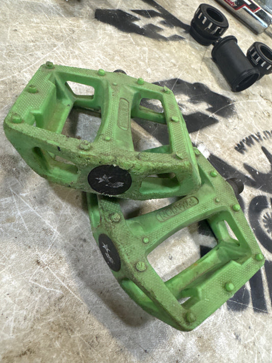 fyxation 9/16 green pedals