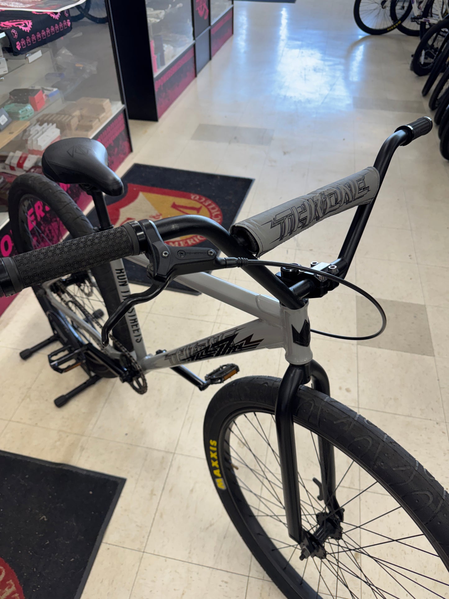 Throne Goon 29” Wheelie Bike