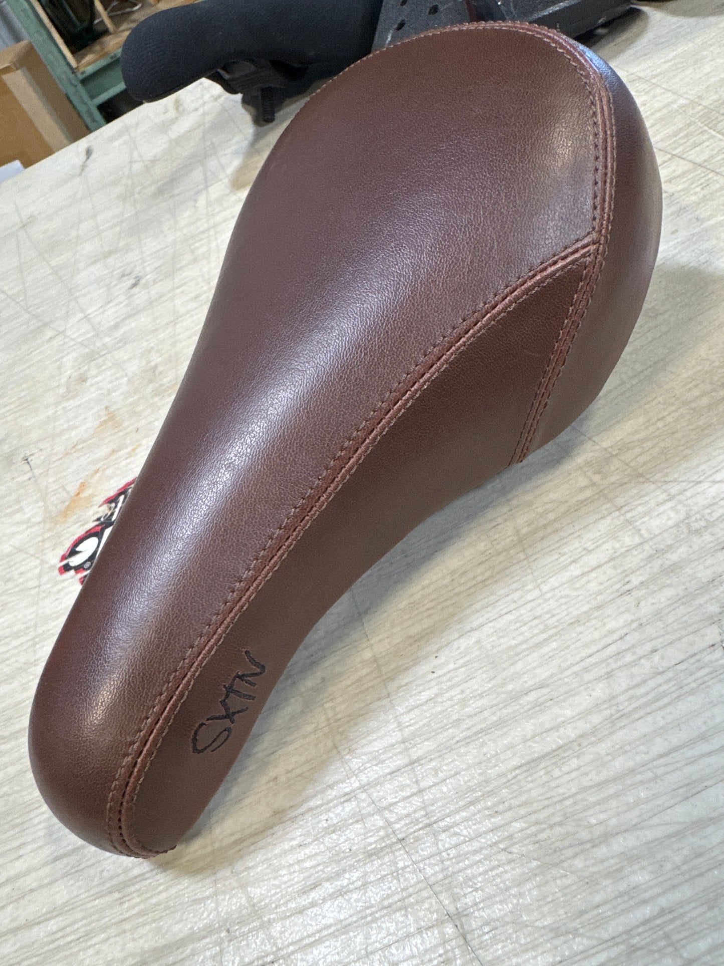 kink sexton seat brown
