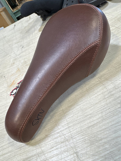 kink sexton seat brown