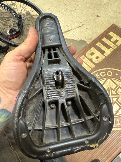 Kink pivotal fat seat black