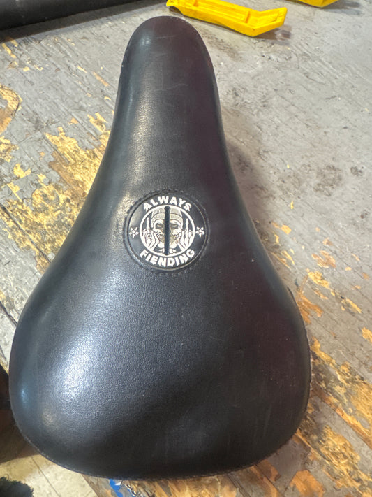 Fiend pivotal seat