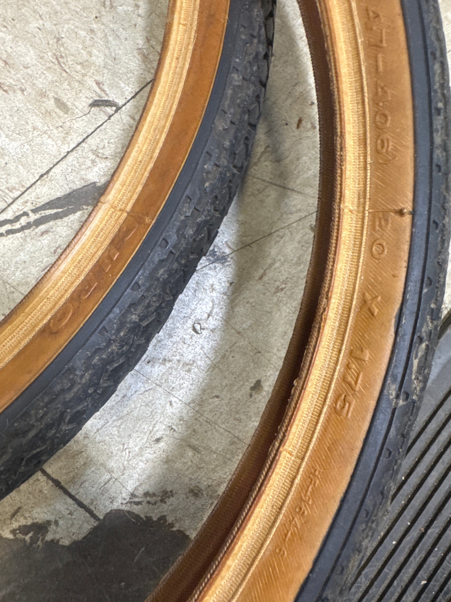Duro 20x1.75 old school tan wall