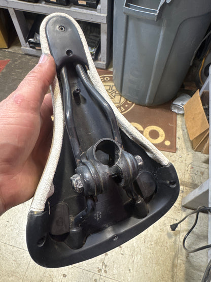 Gt logo railed seat