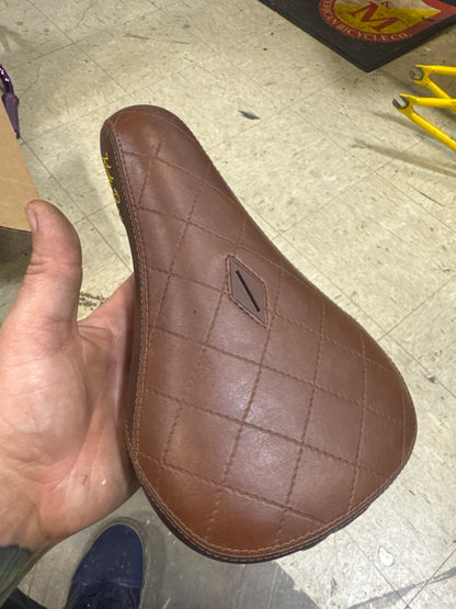 Kink pivotal seat brown