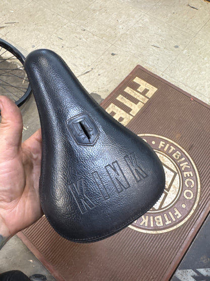 Kink pivotal fat seat black