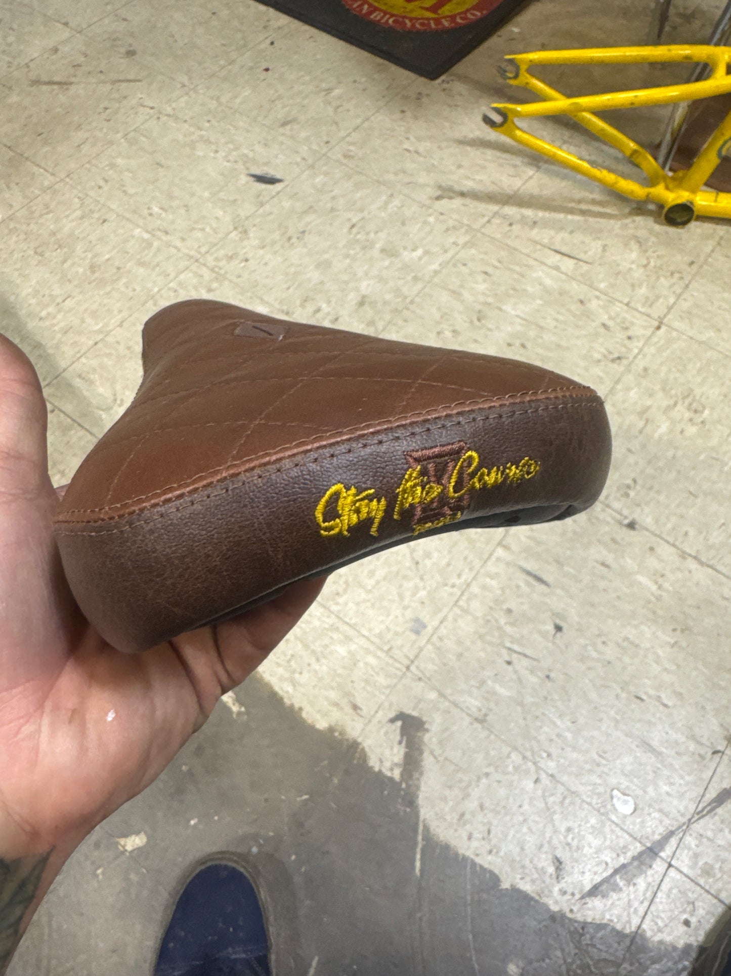 Kink pivotal seat brown
