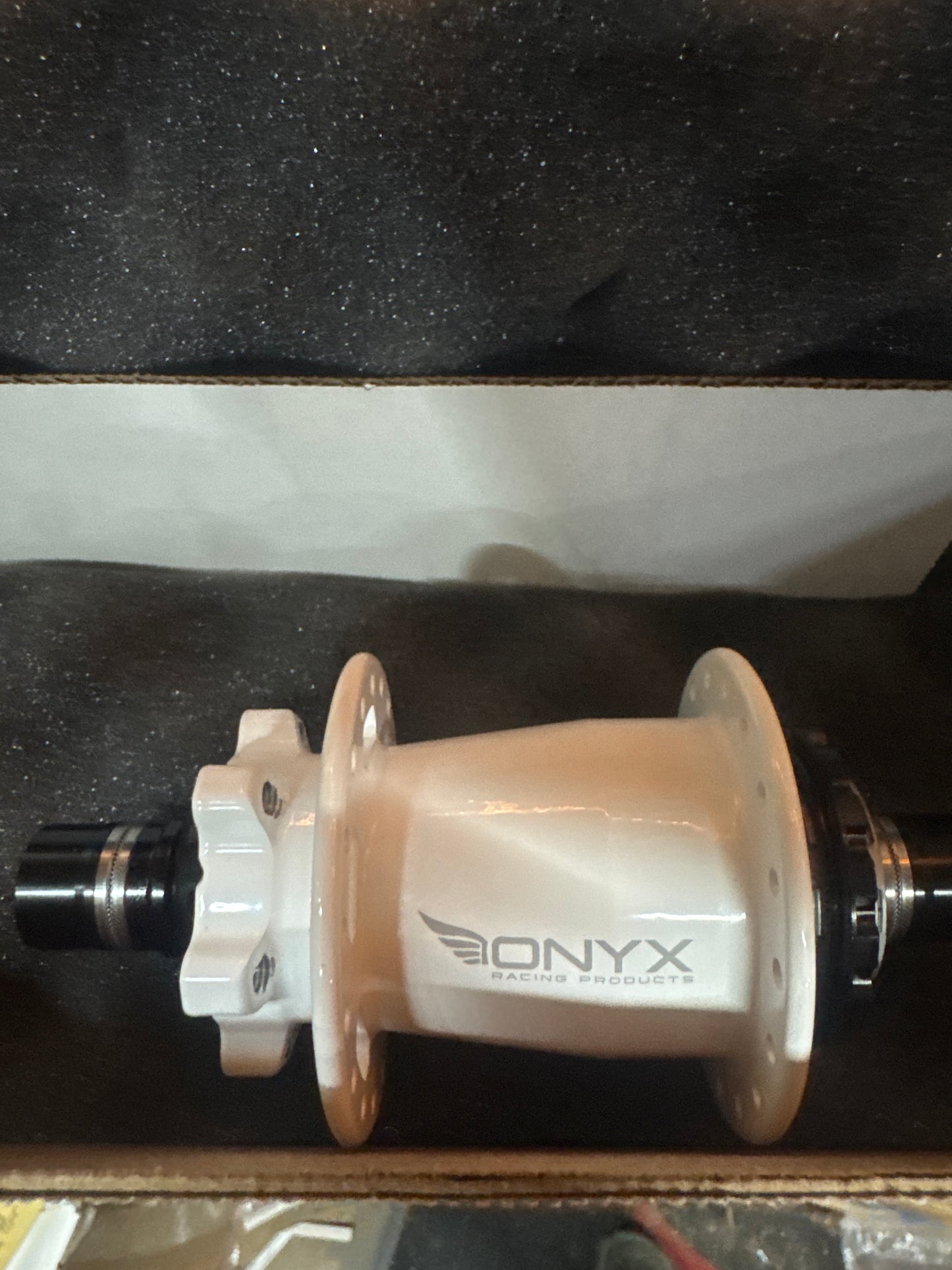 Onyx Hubs Frost white