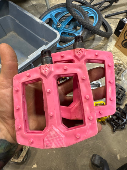 Gt logo pedals 9/16 pink
