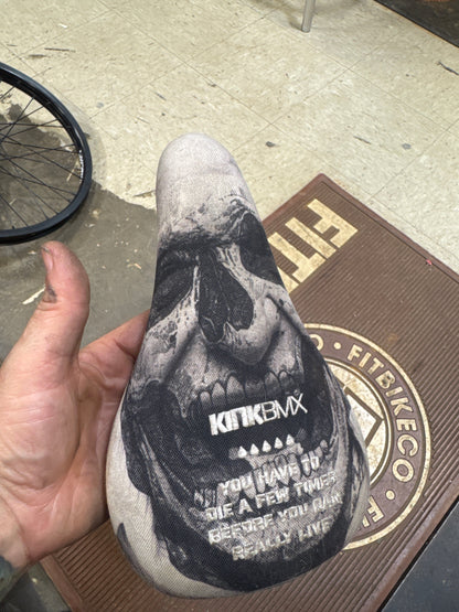Kink pivotal fat seat skull