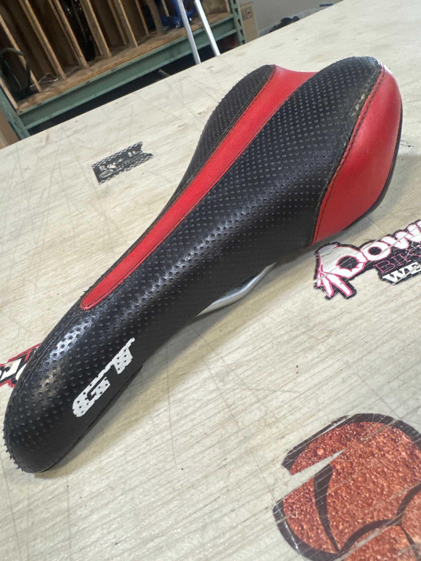 GT railed seat