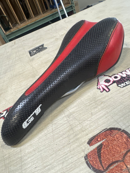 GT railed seat