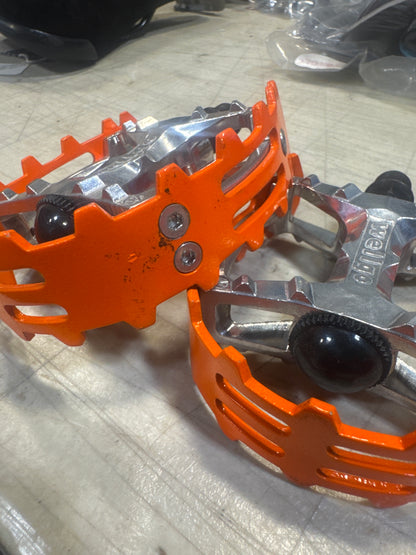 Welgo bear trap pedals 9/16 orange