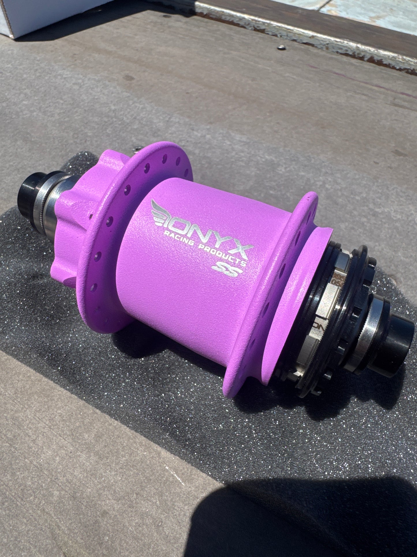 Onyx Hubs Cotm electricfied violet