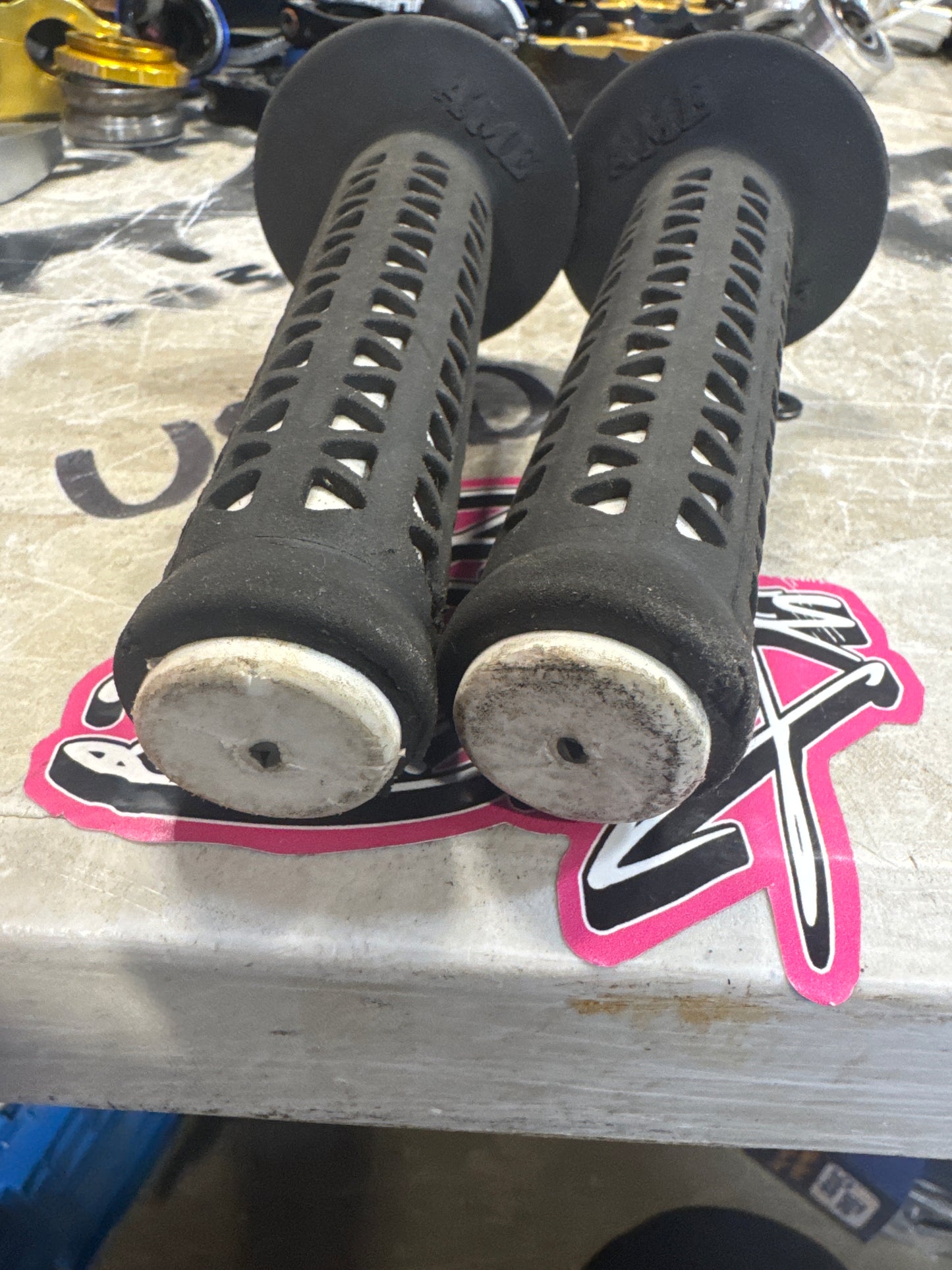 ame tri grips black/white